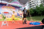 大型泡泡表演與孩童互動。