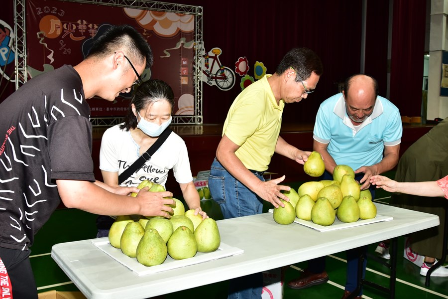 現場民眾參加柚子疊疊樂團康活動，熱鬧滾滾_0